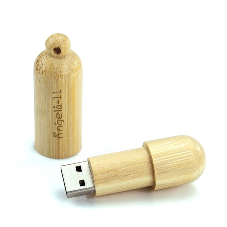 značka na dřevěném USB disku